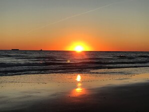 Ranta lähistöllä, aurinkotuoleja, rantapyyhkeitä