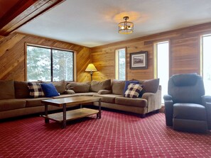 Smart TV, fireplace, DVD player, stereo