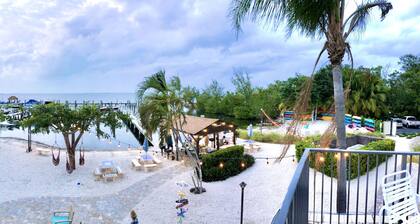 Beautiful Remodeled Condo 2B 1.5Ba