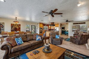 تلفزيون ذكي، مدفأة، مشغل دي في دي، كُتُب