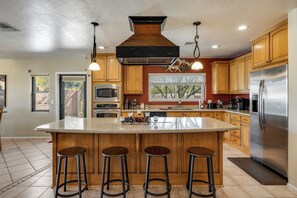 ثلاجة، ميكروويف، فرن، موقد طهي مسطح