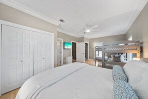 3 bedrooms, desk, iron/ironing board, free WiFi