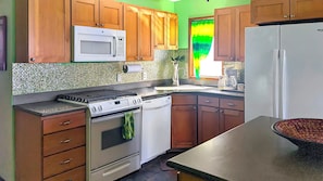 Refrigerador, microondas, horno, placa de cocina