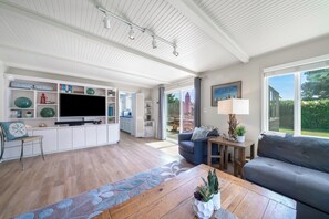 Smart-tv, bordfodbold, bordtennisbord, bøger