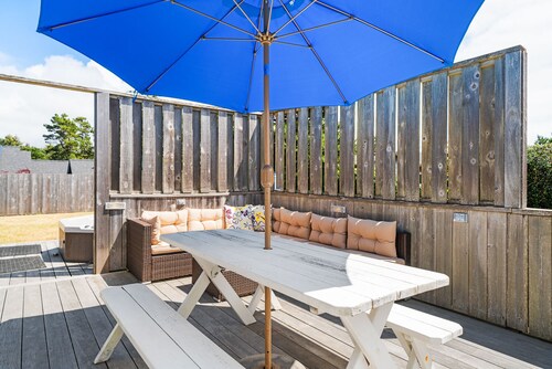 ADO:}HotTub~WalktoBeach&Trails~FirePit~Fenced~Deck~PingPong~Bikes~Games~DogsOK~