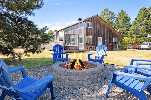 ADO:~HotTub~WalktoBeach&Trails~FirePit~Fenced~Deck~PingPong~Bikes~Games~DogsOK