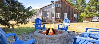 ADO:}~HotTub~WalktoBeach&Trails~FirePit~Fenced~Deck~PingPong~Bikes~Games~DogsOK