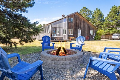 ADO:~HotTub~WalktoBeach&Trails~FirePit~Fenced~Deck~PingPong~Bikes~Games~DogsOK