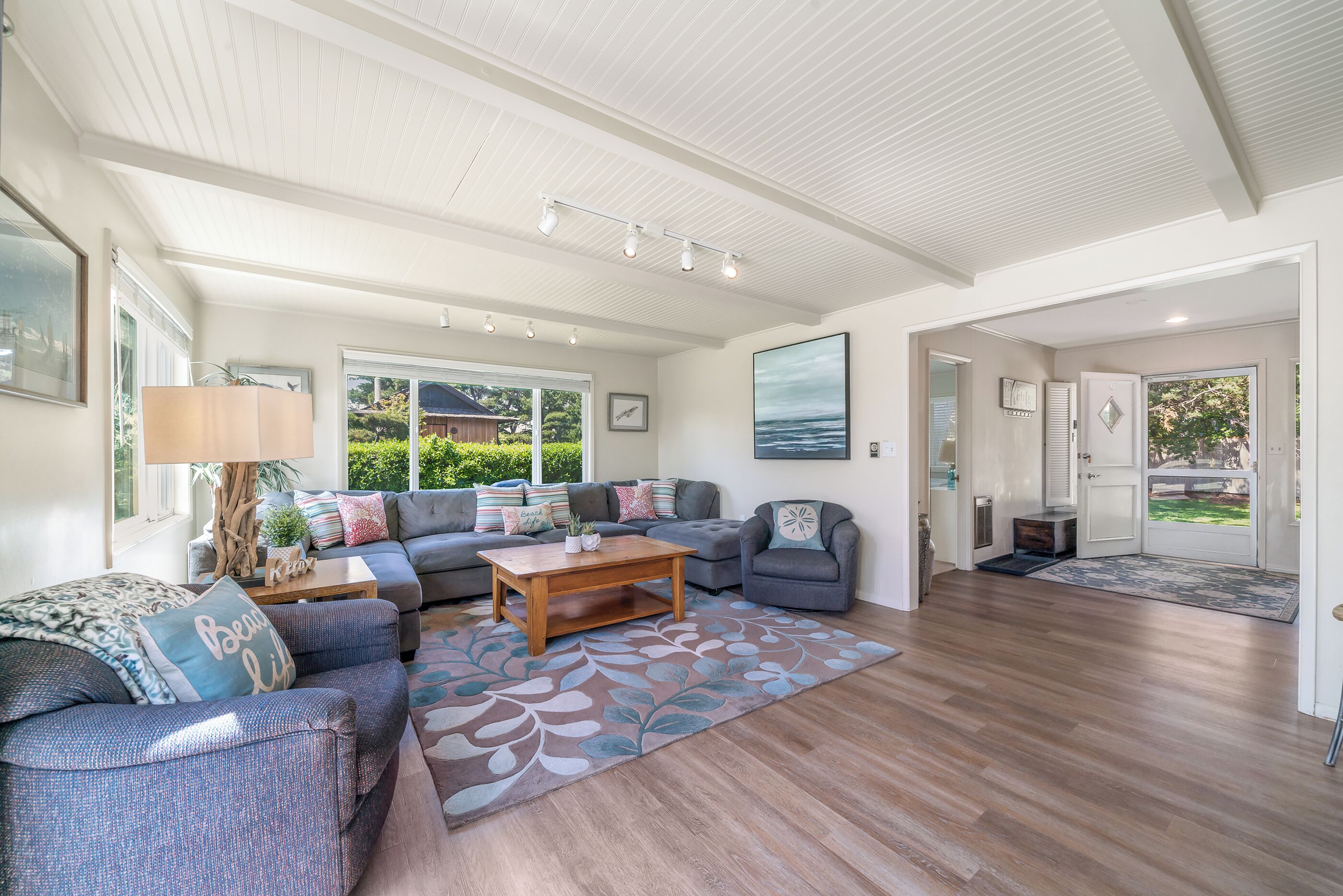 Smart TV, pebolim, mesa de pingue-pongue, livros