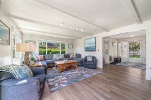 Smart-TV, Tischfußball, Tischtennisplatte, Bücher