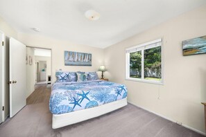 3 habitaciones, escritorio y tabla de planchar con plancha 