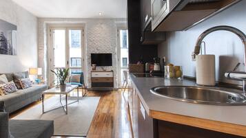 Een koelkast, een magnetron, een kookplaat