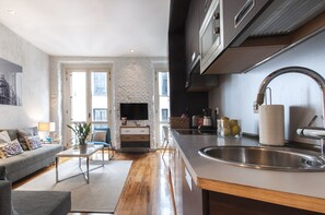 Kühlschrank, Mikrowelle, Herdplatte, Wasserkocher mit Kaffee-/Teezubehör