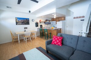 Smart TV, chimenea, reproductor de DVD y libros 