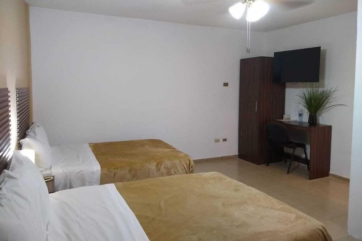 Cortinas blackout, wifi gratis y ropa de cama 