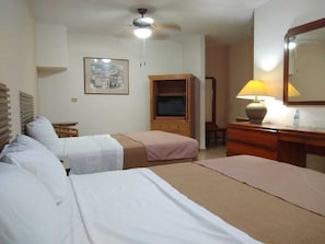 Habitación doble estándar | Cortinas blackout, wifi gratis y ropa de cama
