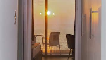 Apartamento luxo, 1 cama Queen e sofá-cama, para não fumantes, vista para o mar | Vista do quarto