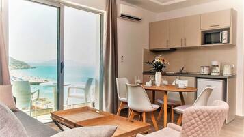 Apartamento luxo, 1 cama Queen e sofá-cama, para não fumantes, vista para o mar | 1 quarto, frigobar, cofres nos quartos, cortinas blackout