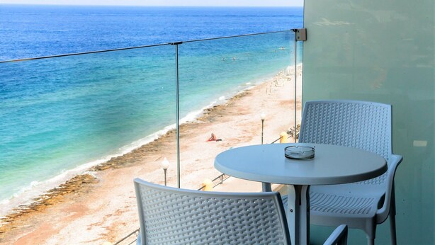 A balcony with a view of a beach and ocean. - Sunrise Aparthotel Rhodes (Rhodes)