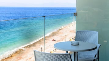 Apartamento luxo, 1 cama Queen e sofá-cama, para não fumantes, vista para o mar | Vista do quarto