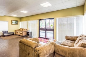 Living area - Econo Lodge Idaho Falls (Idaho Falls)