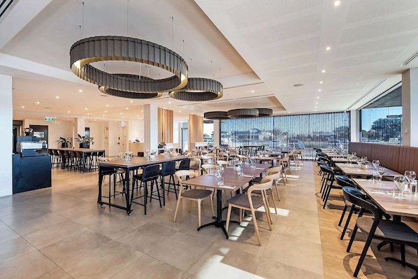 Breakfast, lunch and dinner served - Ingot Hotel Perth, an Ascend Collection Hotel (Belmont)