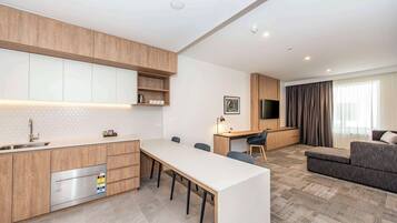 One Bedroom Deluxe King Apartment, 1 King Bed