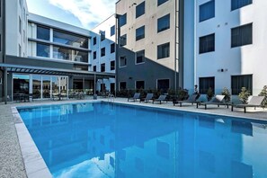Outdoor pool, sun loungers - Ingot Hotel Perth, an Ascend Collection Hotel (Belmont)