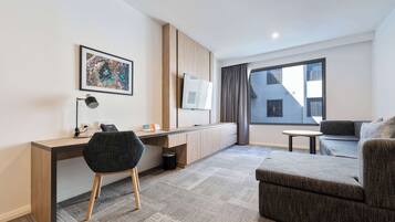 1 Bed Deluxe | Minibar, safe på rommet, skrivebord og blendingsgardiner