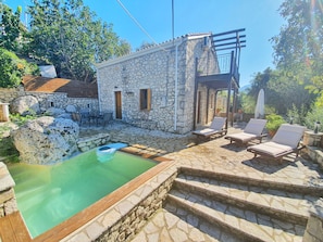 Seasonal outdoor pool, pool umbrellas, sun loungers - Villa Kalata (Lefkada)