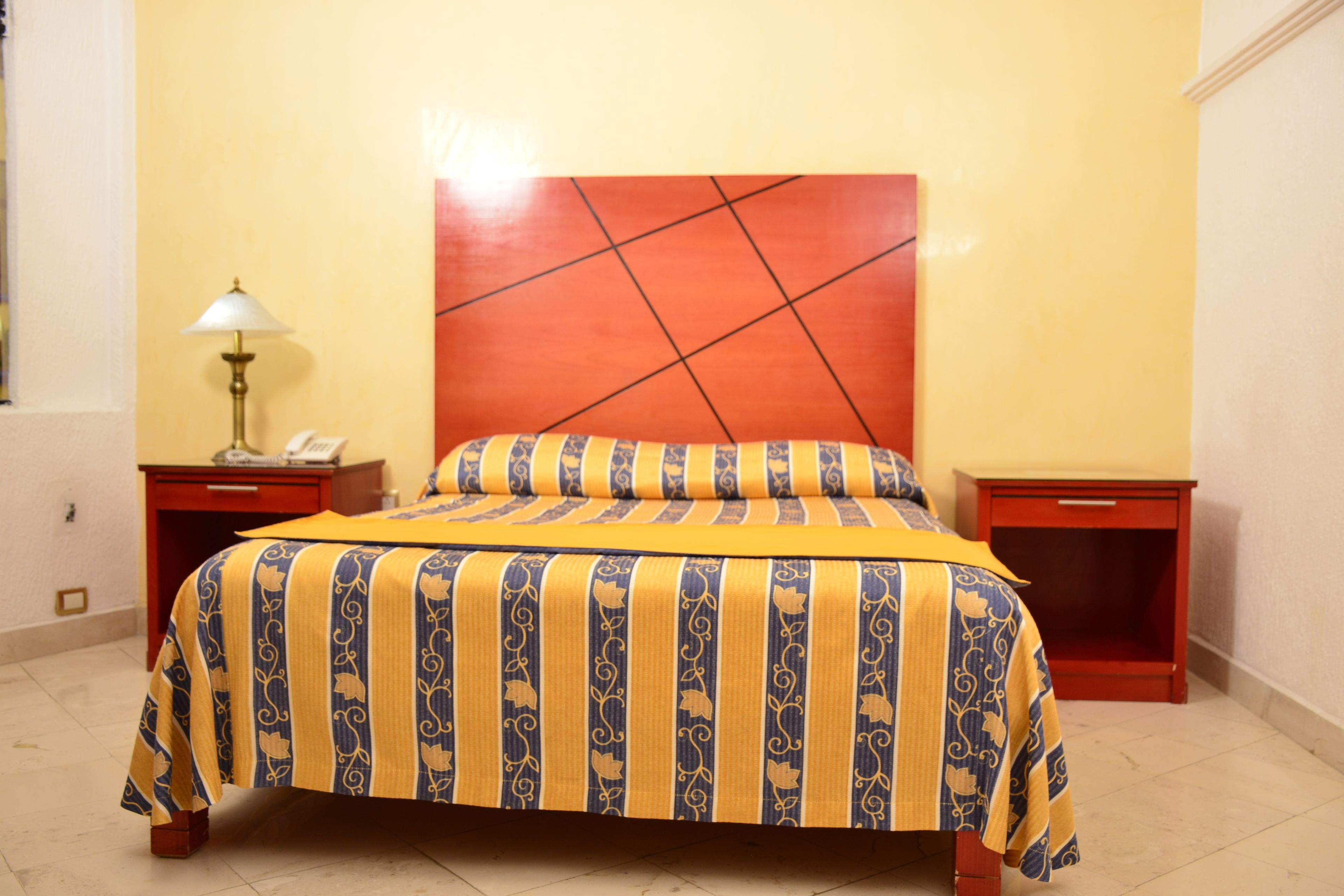 Enkeltrom, 1 queensize-seng | Safe på rommet, lydisolert, strykejern/-brett og wi-fi (inkludert)