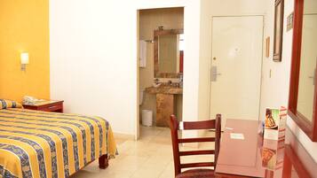 Habitación individual, 1 cama Queen size | 1 habitación, caja de seguridad en la habitación y insonorización