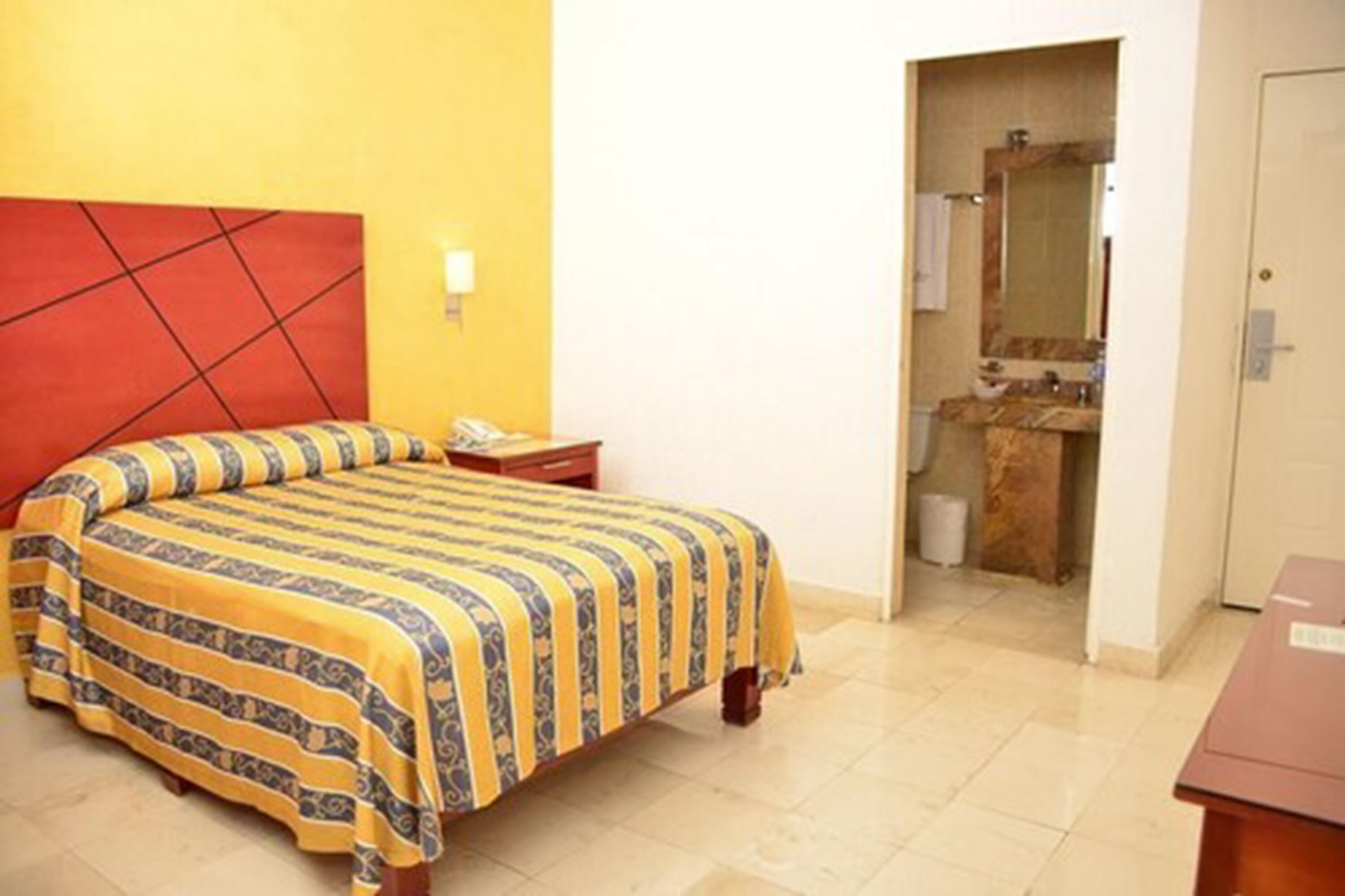 basic room, 1 king bed | 1 bedroom, in-room safe, soundproofing, iron/ironing board