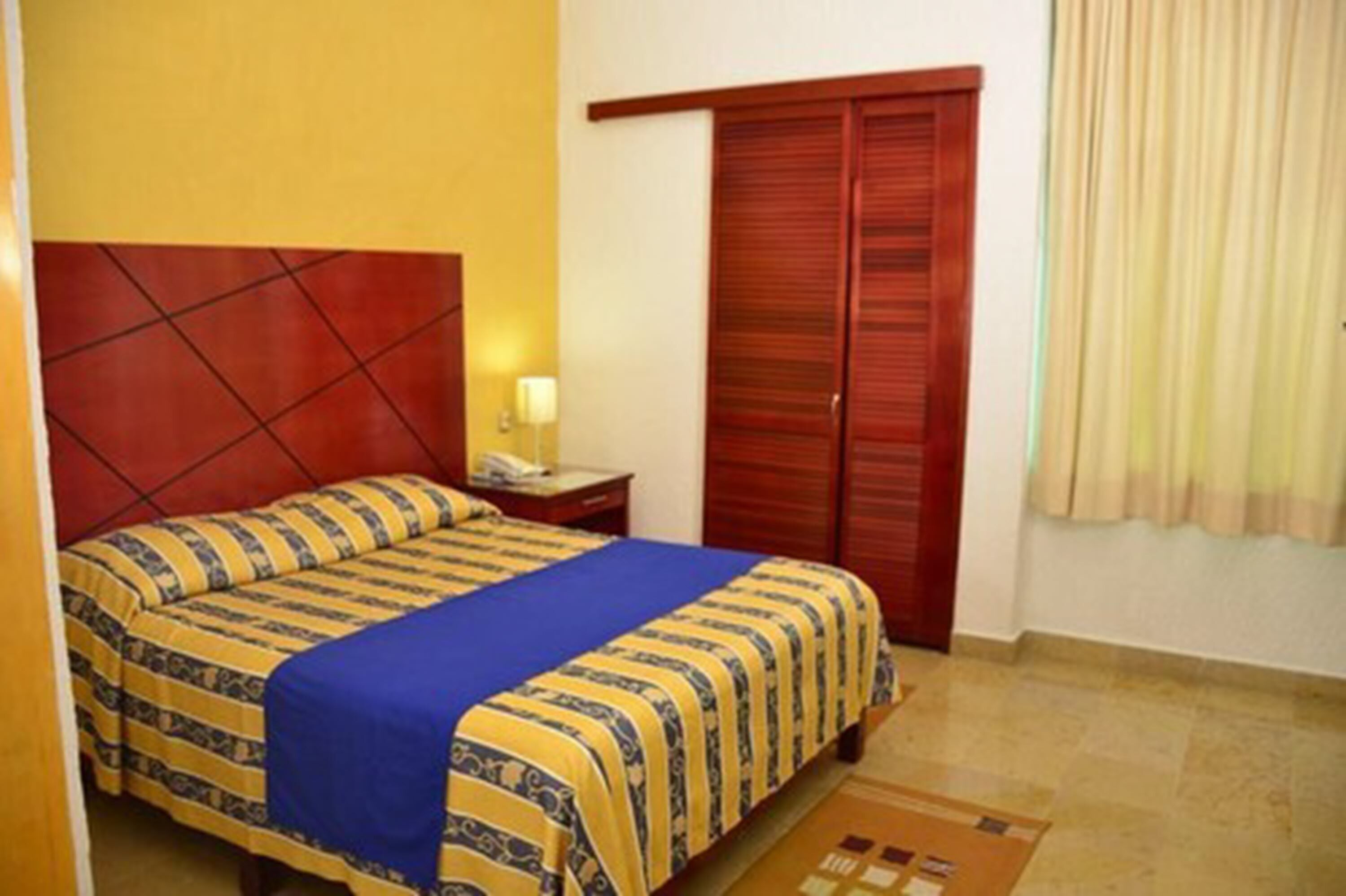 basic room, 1 king bed | 1 bedroom, in-room safe, soundproofing, iron/ironing board