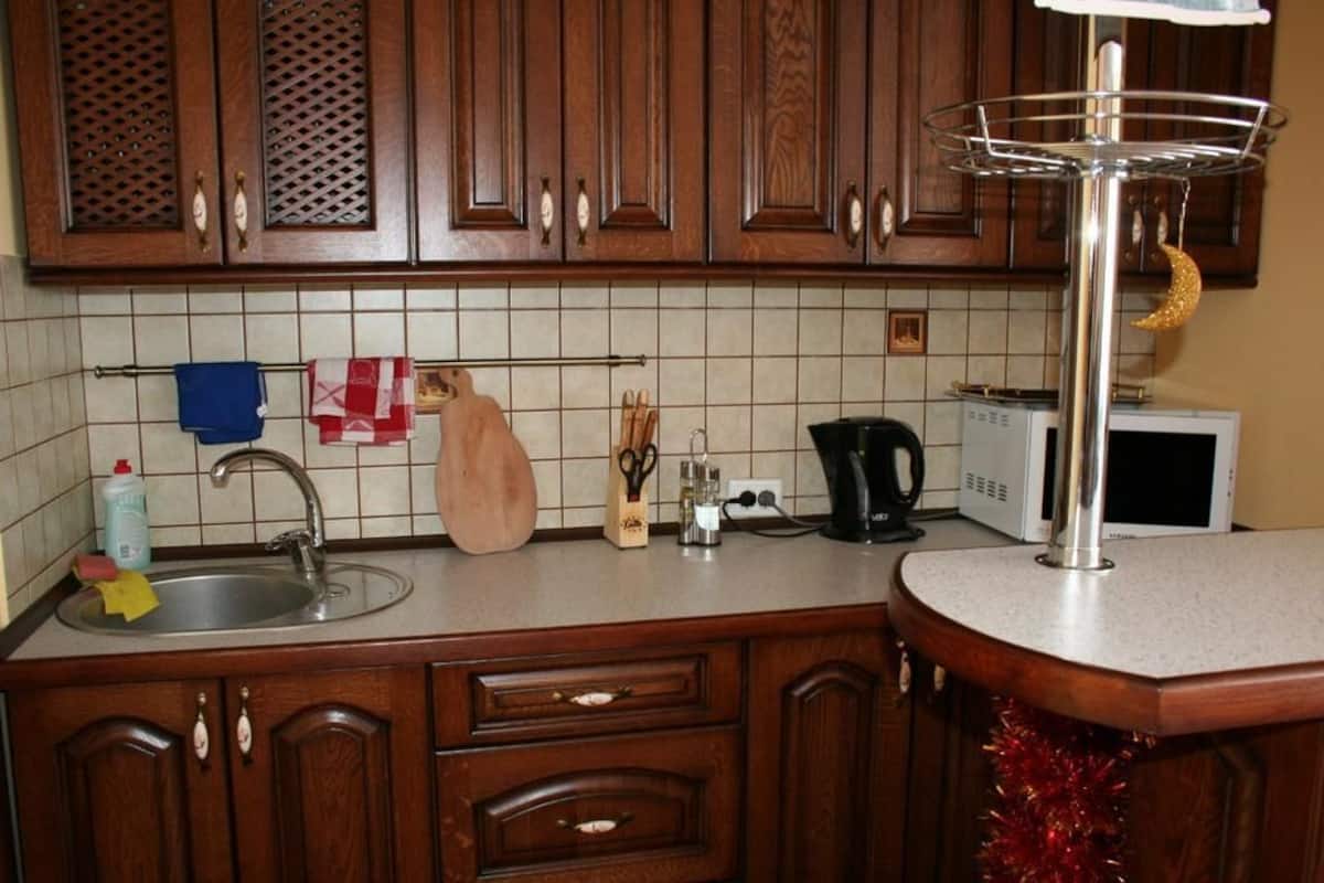 Signature Apartment, Multiple Beds, Non Smoking | Private kitchenette | Fridge, microwave