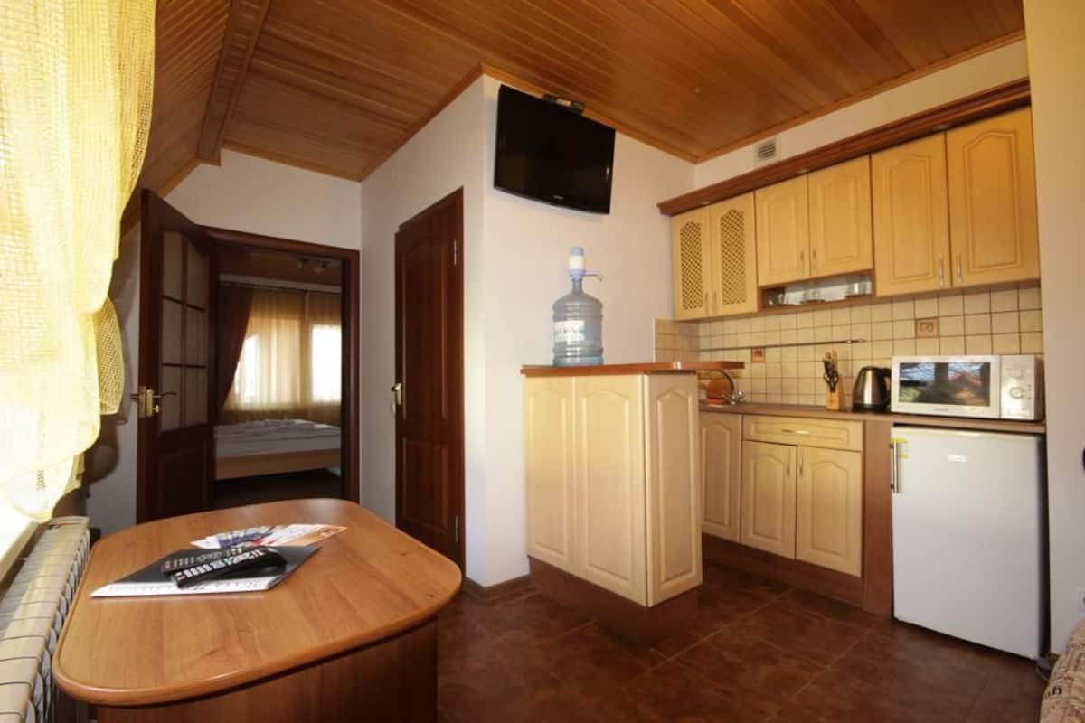 Suite Luxury, letti multipli, non fumatori | Angolo cottura privato | Frigorifero nell'area comune, forno a microonde nell'area comune