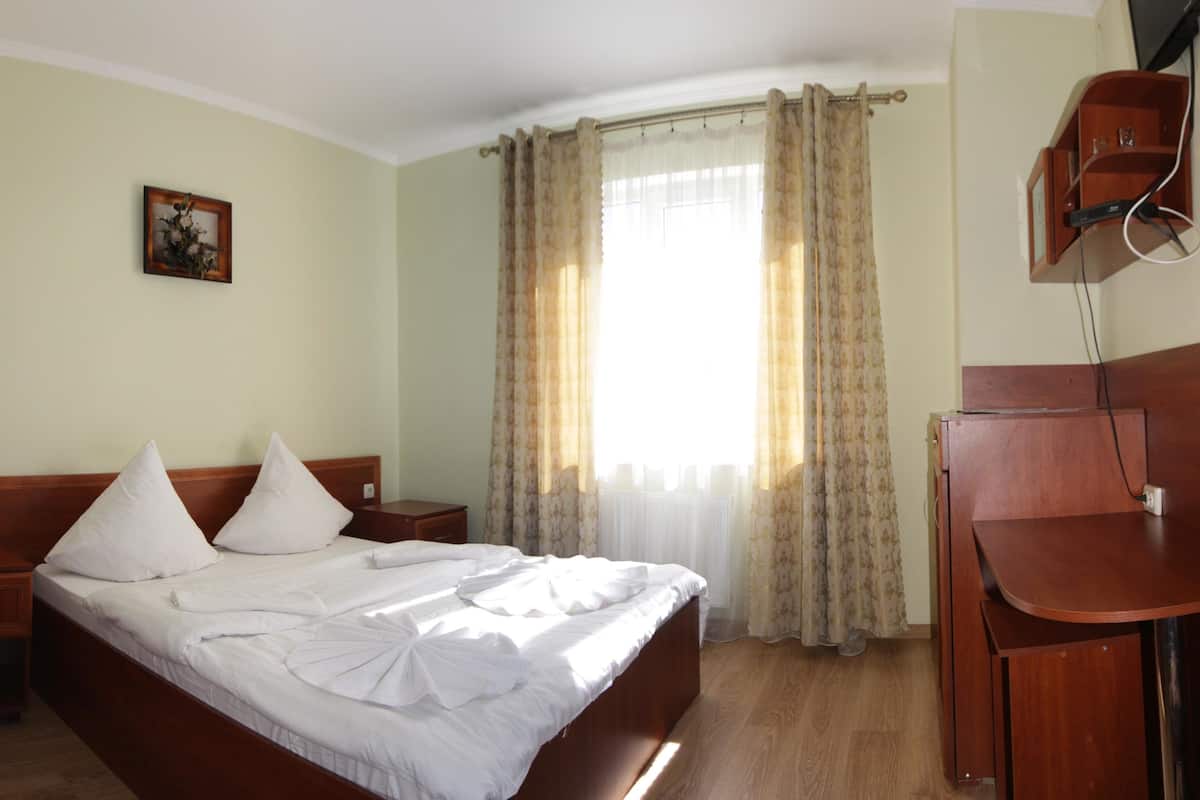 Superior Double Room, 1 King Bed, Non Smoking | Soundproofing, iron/ironing board, free WiFi, bed sheets