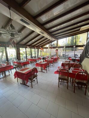 Frühstück, Mittagessen, Abendessen, französische Küche