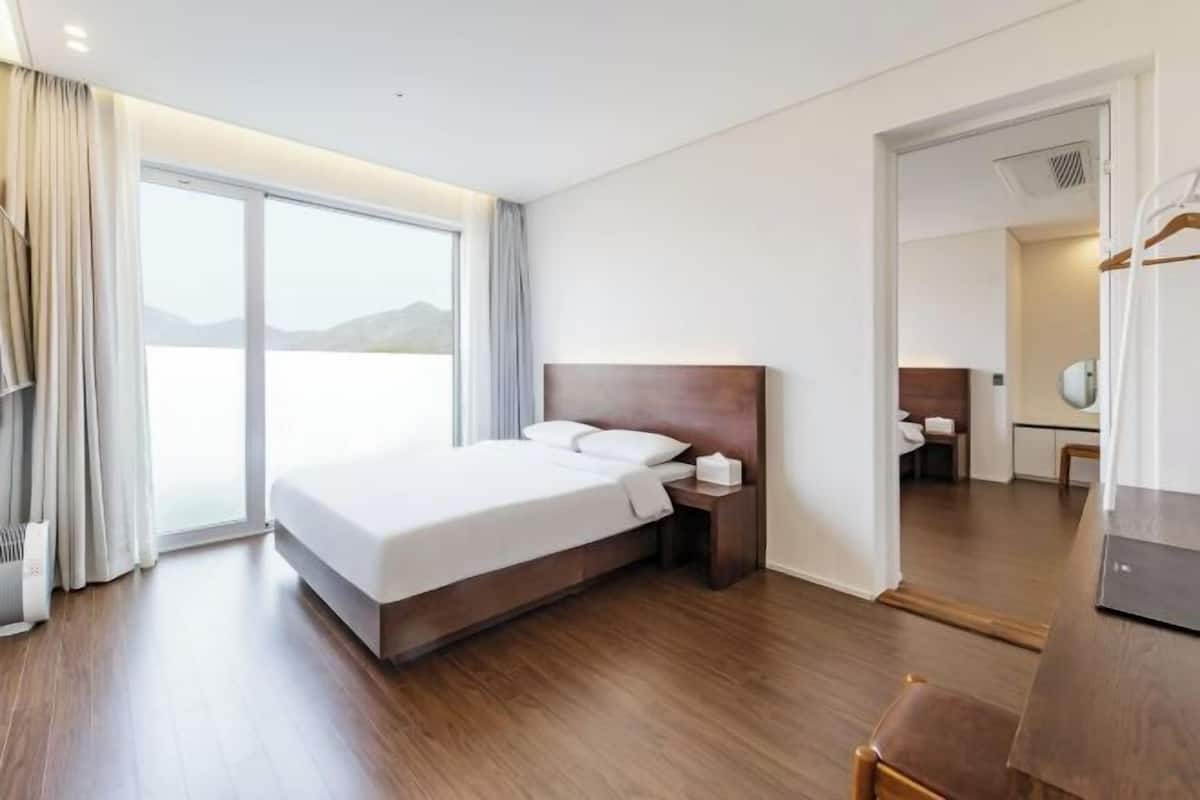1 bedroom, blackout curtains, free WiFi