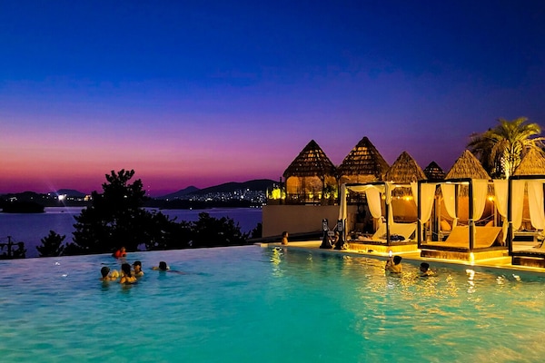 2 個室內泳池、4 個室外泳池;11:00 至 20:00 開放;小屋 (收費)