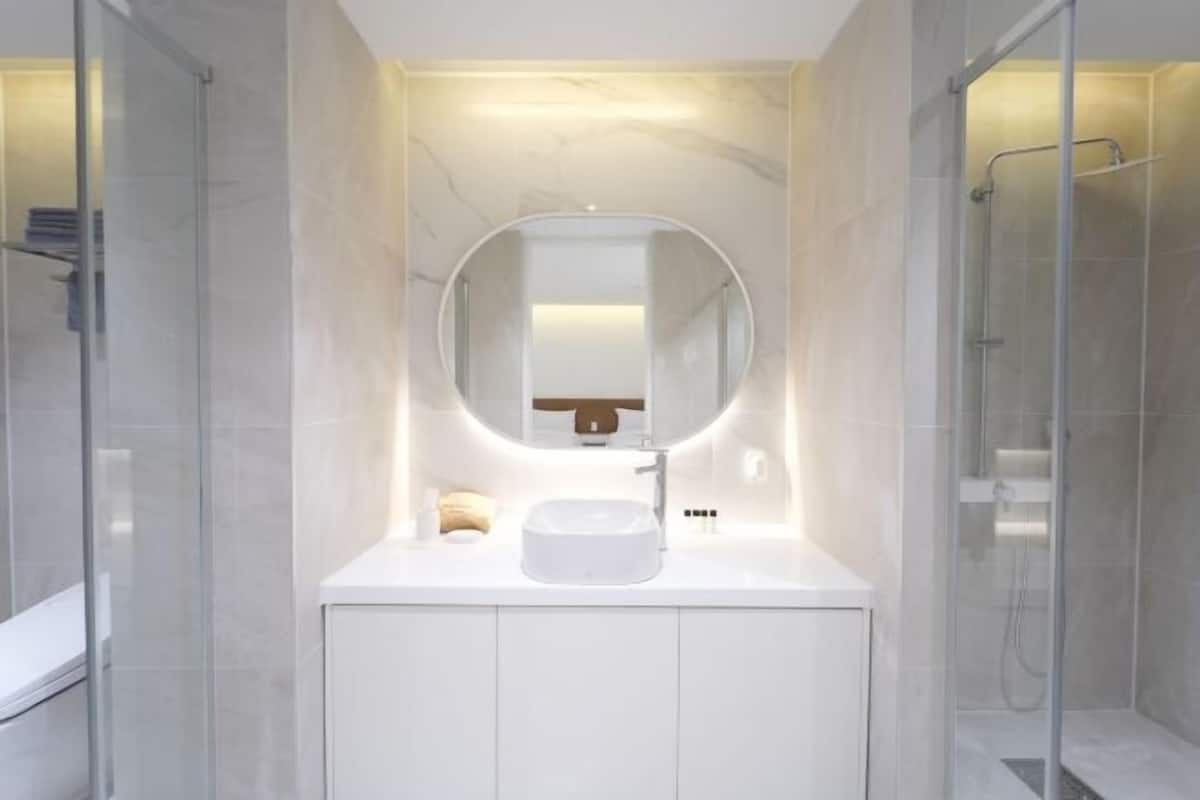 Dusche, kostenlose Toilettenartikel, Haartrockner, Bidet