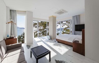 Cove Suite VIP | Blackout drapes, free WiFi