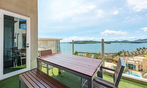 Blackout drapes, free WiFi - La Terrace Resort (Yeosu)