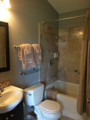 Dobbeltværelse - 1 queensize-seng - ikke-ryger - havudsigt | Badeværelse | Bruser, badekåber, håndklæder, Shampoo