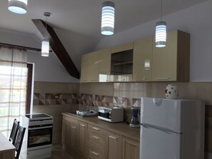 ثلاجة، ميكروويف، فرن، موقد طهي مسطح