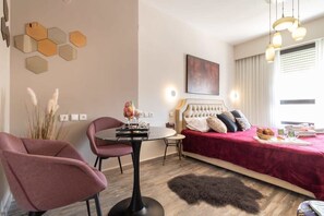 Iron/ironing board, travel crib, WiFi, bed sheets
