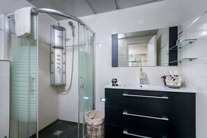Chuveiro, secador de cabelo, toalhas de banho, sabonete