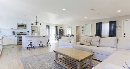 HEATED SPA, WEEKDAY DISCOUNTS, CUL-DE-SAC! Newly Remodeled Farmhouse home!