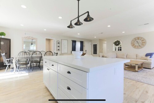 HEATED SPA, WEEKDAY DISCOUNTS, CUL-DE-SAC!   Newly Remodeled Farmhouse home!