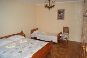 2 bedrooms, desk, iron/ironing board, free WiFi